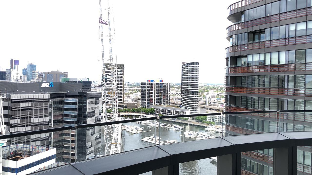 Winston Apartments Docklands Мельбурн Экстерьер фото